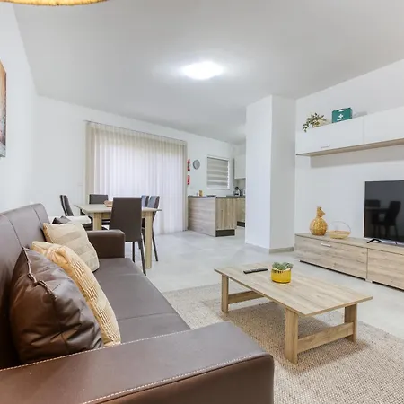 Lovely 3br With Private Balcony & Views In By 360 Estates Apartament *