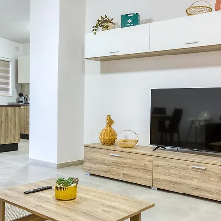 Apartament Lovely 3br With Private Balcony & Views In By 360 Estates *