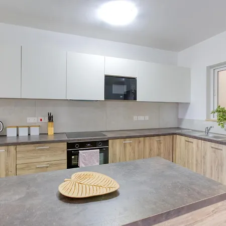 Apartament Lovely 3br With Private Balcony & Views In By 360 Estates *