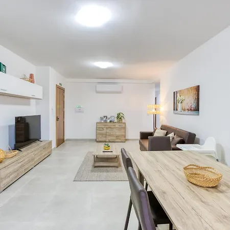 Apartament Lovely 3br With Private Balcony & Views In By 360 Estates *