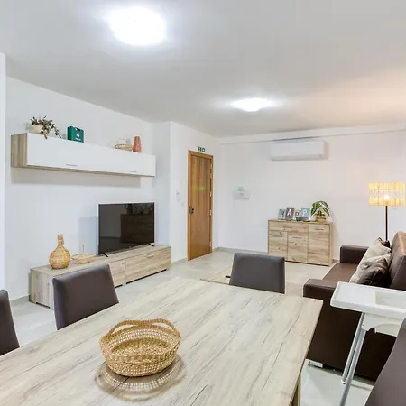 Apartament Lovely 3br With Private Balcony & Views In By 360 Estates