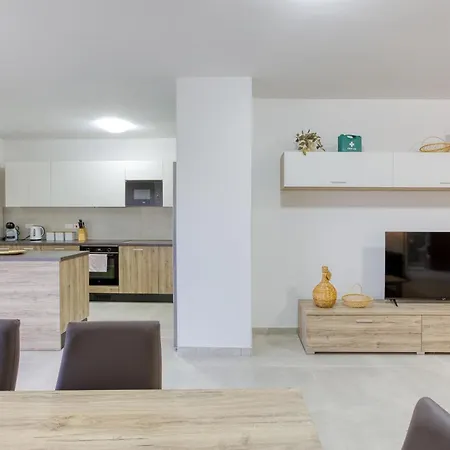 Apartament Lovely 3br With Private Balcony & Views In By 360 Estates Mgarr