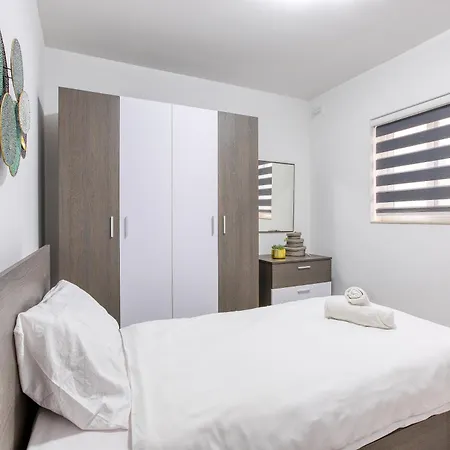 Apartament Lovely 3br With Private Balcony & Views In By 360 Estates *