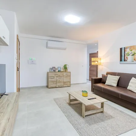 Lovely 3br With Private Balcony & Views In By 360 Estates Apartament *