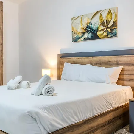Lovely 3br With Private Balcony & Views In By 360 Estates Apartament
