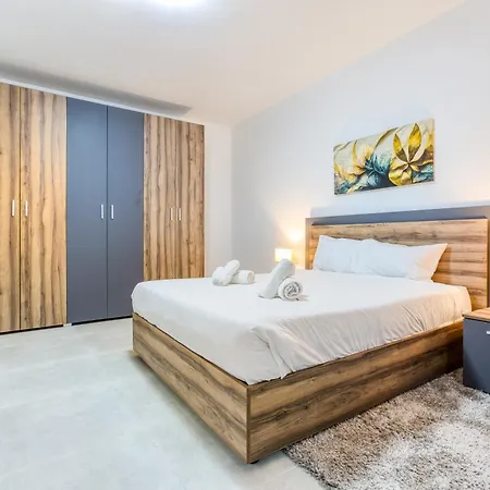 Apartament Lovely 3br With Private Balcony & Views In By 360 Estates Mgarr