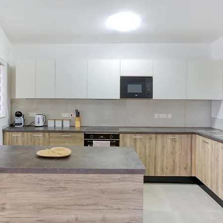 Lovely 3br With Private Balcony & Views In By 360 Estates Mgarr