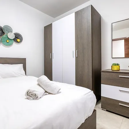 Lovely 3br With Private Balcony & Views In By 360 Estates Mgarr