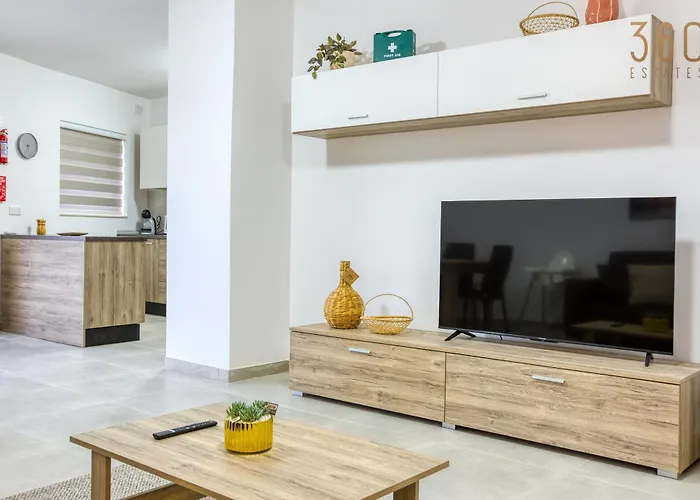 Daire Lovely 3br With Private Balcony & Views In By 360 Estates *