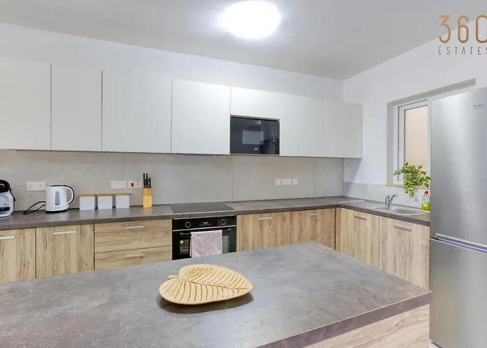 Daire Lovely 3br With Private Balcony & Views In By 360 Estates *