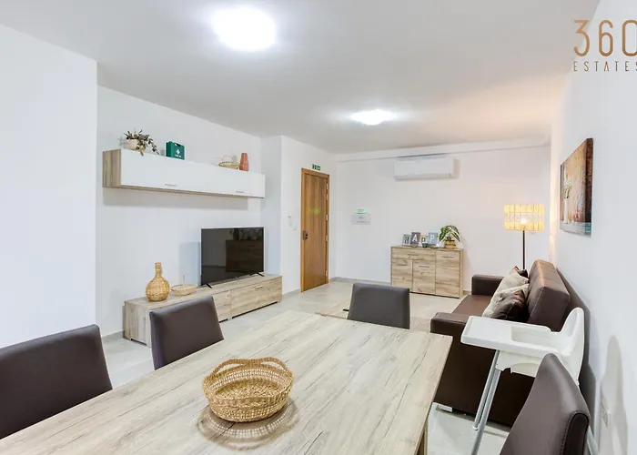 Daire Lovely 3br With Private Balcony & Views In By 360 Estates