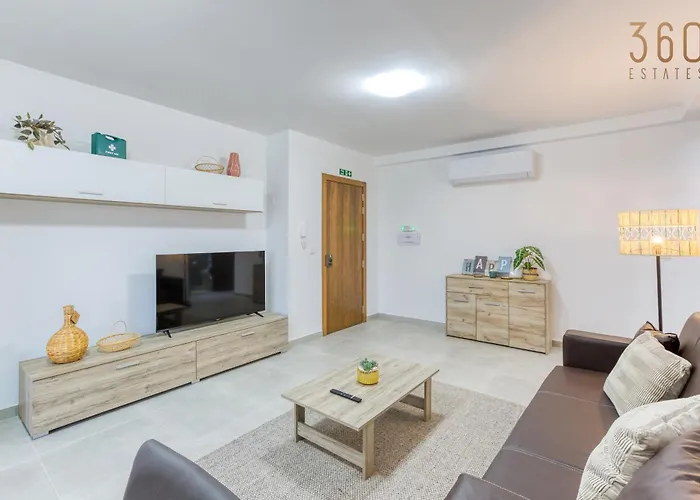 Lovely 3br With Private Balcony & Views In By 360 Estates Appartement Mgarr