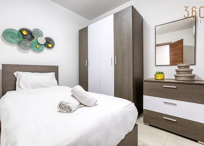 Lovely 3br With Private Balcony & Views In By 360 Estates Mgarr